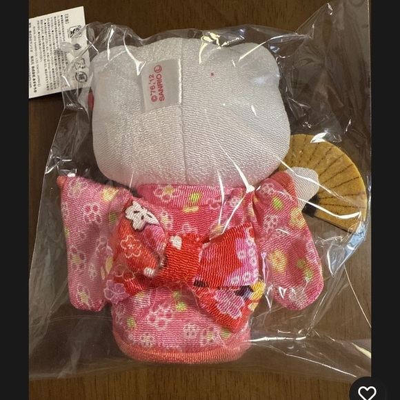Sanrio Hello Kitty Plush Keychain Japan Exclusive Pink Cherry Blossom Kimono - Picture 4 of 5